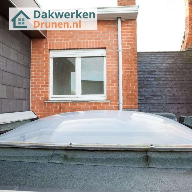 Inspectie van een plat dak met lichtkoepel Inspectie van een plat dak in drunen met lichtkoepel