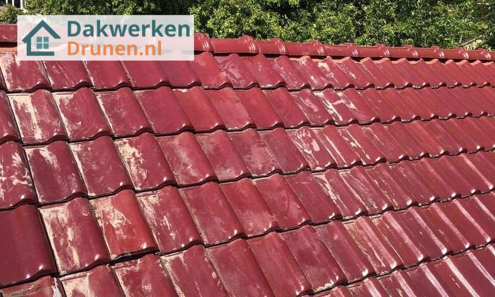 Rood pannendak aangelegd door dakdekker Rood pannendak aangelegd door dakdekker
